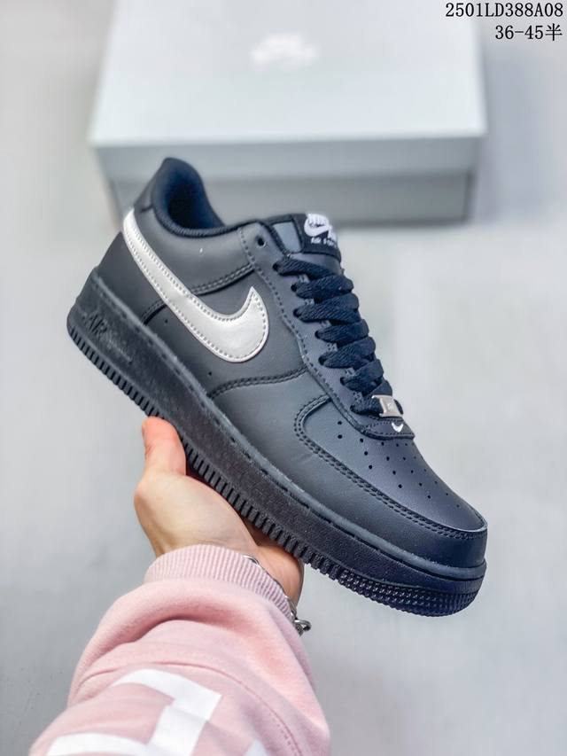 特价 耐克 Nike Air Force 1 空军一号运动鞋 设计灵感源自摔跤运动，助你发挥天赋，震撼全场。华丽设计搭配优质皮革，契合不同造型，增添夺目风采，打