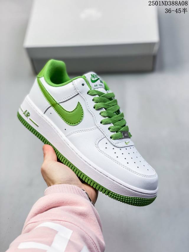 特价 耐克 Nike Air Force 1 空军一号运动鞋 设计灵感源自摔跤运动，助你发挥天赋，震撼全场。华丽设计搭配优质皮革，契合不同造型，增添夺目风采，打