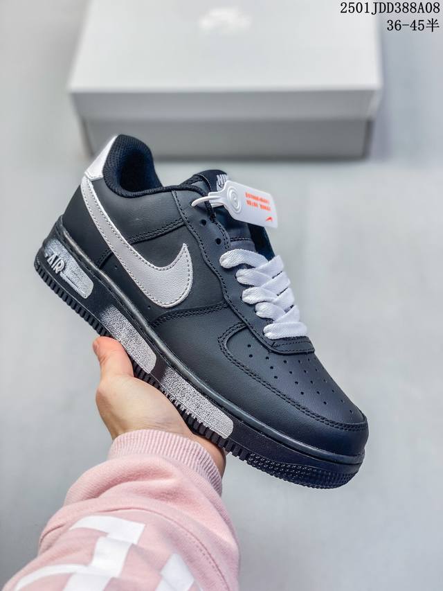 公司级带半码 耐克 Nike Air Force 1 空军一号运动鞋 设计灵感源自摔跤运动，助你发挥天赋，震撼全场。华丽设计搭配优质皮革，契合不同造型，增添夺目