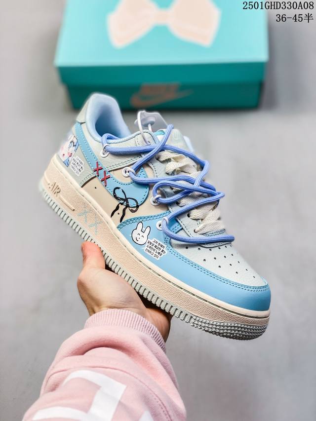 公司级带半码 耐克 Nike Air Force 1 空军一号运动鞋 设计灵感源自摔跤运动，助你发挥天赋，震撼全场。华丽设计搭配优质皮革，契合不同造型，增添夺目