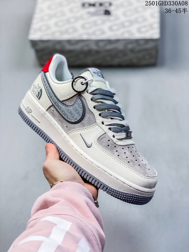 公司级带半码 耐克 Nike Air Force 1 空军一号运动鞋 设计灵感源自摔跤运动，助你发挥天赋，震撼全场。华丽设计搭配优质皮革，契合不同造型，增添夺目