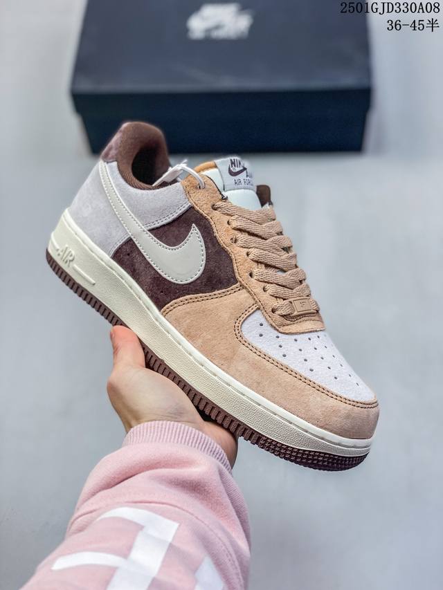 公司级带半码 耐克 Nike Air Force 1 空军一号运动鞋 设计灵感源自摔跤运动，助你发挥天赋，震撼全场。华丽设计搭配优质皮革，契合不同造型，增添夺目