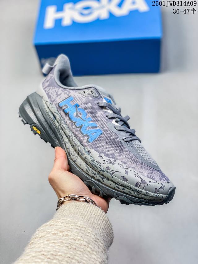 公司级小红书推荐hoka M Speedgoat 6全新配色 这个品牌来自于新西兰的毛利语，Hoka表示大地，One One表示飞越，连起来就是飞越地平线，On