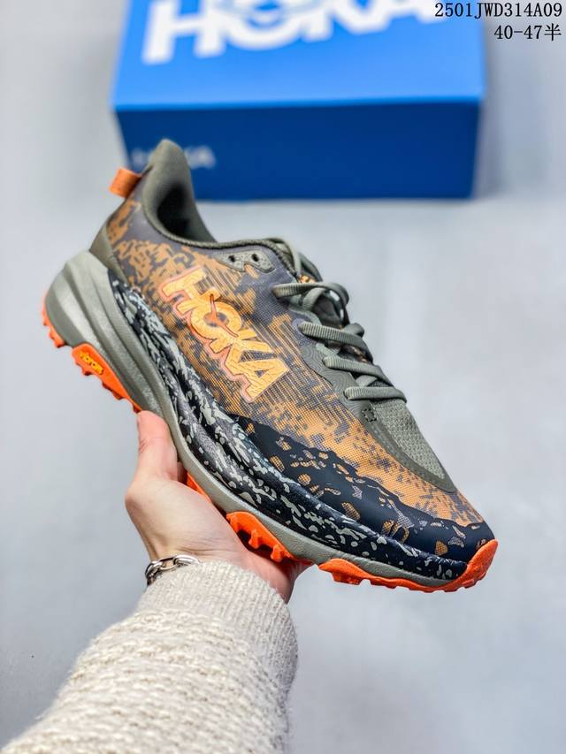 公司级小红书推荐hoka M Speedgoat 6全新配色 这个品牌来自于新西兰的毛利语，Hoka表示大地，One One表示飞越，连起来就是飞越地平线，On