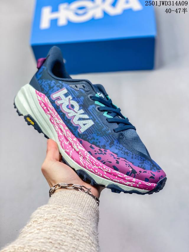 公司级小红书推荐hoka M Speedgoat 6全新配色 这个品牌来自于新西兰的毛利语，Hoka表示大地，One One表示飞越，连起来就是飞越地平线，On