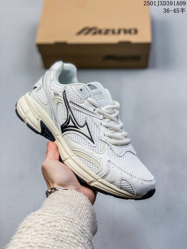 Mizuno Speed 2K 复古厚底 织物合成革防滑耐磨透气 低帮 休闲跑步鞋 采用了多层拼接鞋面，彰显鞋子质感，时尚舒适。以及eva中底轻量缓震，柔软回弹