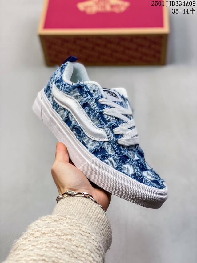 Vans Knu Skool Vans蛇年大青蛇。浅蓝色牛苏长特色工艺。最简约最大方百搭休闲面包鞋鞋 尺码：35 36 36.5 37 38 38.5 39 4