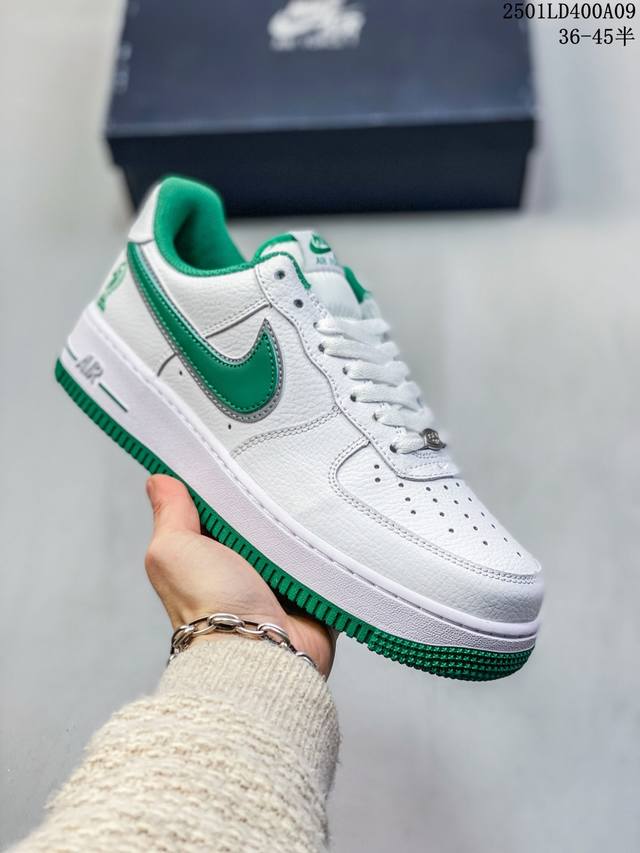 耐克 Nike Air Force 1 空军一号运动鞋 设计灵感源自摔跤运动，助你发挥天赋，震撼全场。华丽设计搭配优质皮革，契合不同造型，增添夺目风采，打造纯正