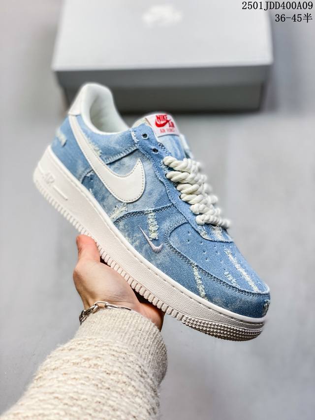 耐克 Nike Air Force 1 空军一号运动鞋 设计灵感源自摔跤运动，助你发挥天赋，震撼全场。华丽设计搭配优质皮革，契合不同造型，增添夺目风采，打造纯正