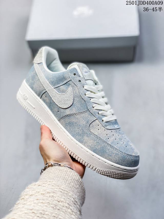 耐克 Nike Air Force 1 空军一号运动鞋 设计灵感源自摔跤运动，助你发挥天赋，震撼全场。华丽设计搭配优质皮革，契合不同造型，增添夺目风采，打造纯正