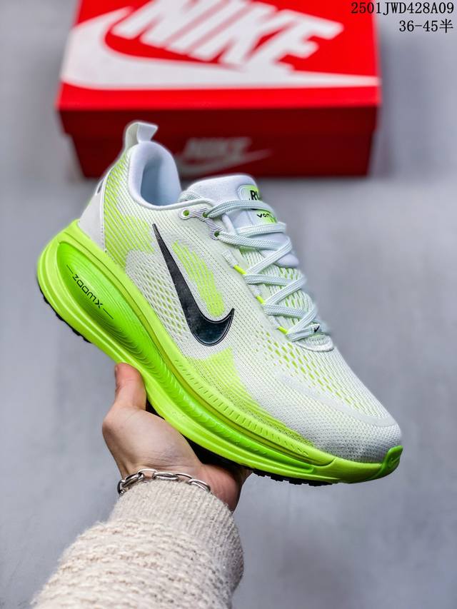 新品 公司级 耐克 Nike Vomero 18 厚底增高老爹运动跑步鞋。全新 Vomero 提供比以往更多的緩衝效能以及該系列有史以來最高的鞋底高度，結合 N