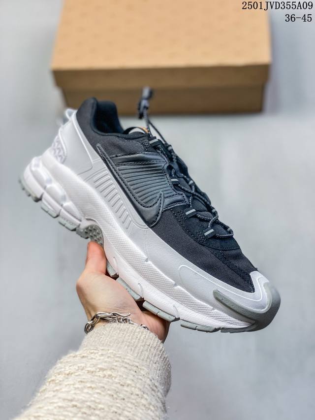 公司级耐克nike Zoom Vomero Roam 马拉松复古跑五代休闲运动慢跑鞋 采用环保纤维革饰片组合网眼布鞋面材质 升级正确后跟tpu加固 耐弯折热塑框