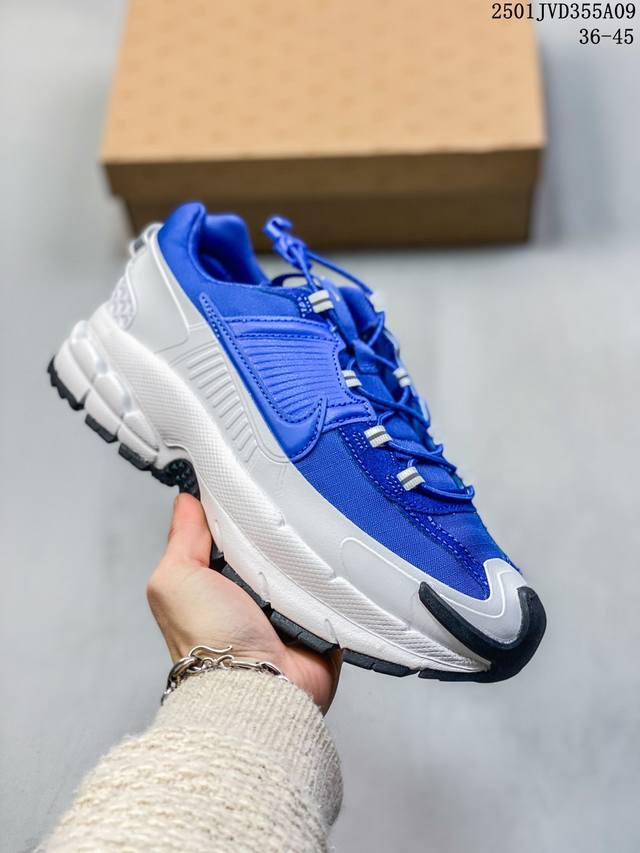 公司级耐克nike Zoom Vomero Roam 马拉松复古跑五代休闲运动慢跑鞋 采用环保纤维革饰片组合网眼布鞋面材质 升级正确后跟tpu加固 耐弯折热塑框