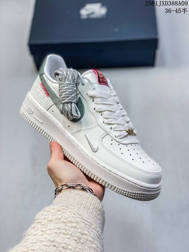 公司级带半码 耐克 Nike Air Force 1 空军一号运动鞋 设计灵感源自摔跤运动，助你发挥天赋，震撼全场。华丽设计搭配优质皮革，契合不同造型，增添夺目