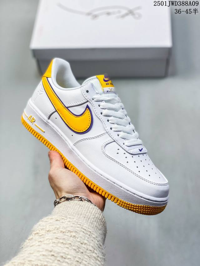 公司级带半码 耐克 Nike Air Force 1 空军一号运动鞋 设计灵感源自摔跤运动，助你发挥天赋，震撼全场。华丽设计搭配优质皮革，契合不同造型，增添夺目