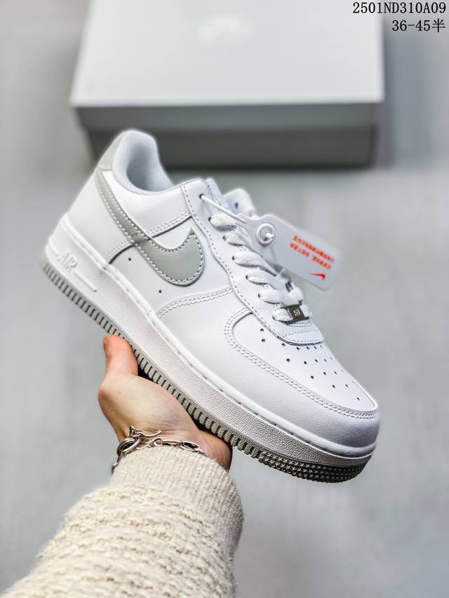 特价 Nike Air Force 1 ’07 Low 空军一号低帮百搭休闲运动板鞋。柔软、弹性十足的缓震性能和出色的中底设计，横跨复古与现代的外型结合，造就出