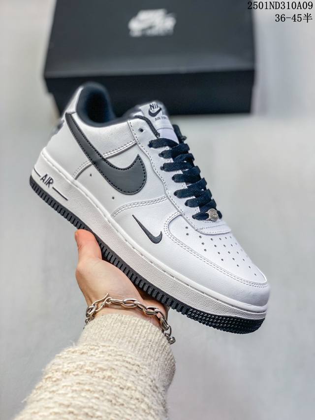 特价 Nike Air Force 1 ’07 Low 空军一号低帮百搭休闲运动板鞋。柔软、弹性十足的缓震性能和出色的中底设计，横跨复古与现代的外型结合，造就出