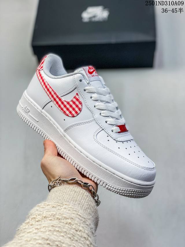 特价 Nike Air Force 1 ’07 Low 空军一号低帮百搭休闲运动板鞋。柔软、弹性十足的缓震性能和出色的中底设计，横跨复古与现代的外型结合，造就出