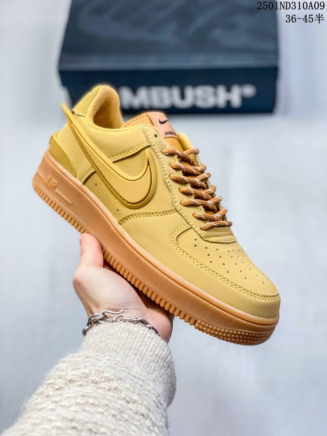 特价 Nike Air Force 1 ’07 Low 空军飞勾一号低帮百搭休闲运动板鞋。柔软、弹性十足的缓震性能和出色的中底设计，横跨复古与现代的外型结合，造