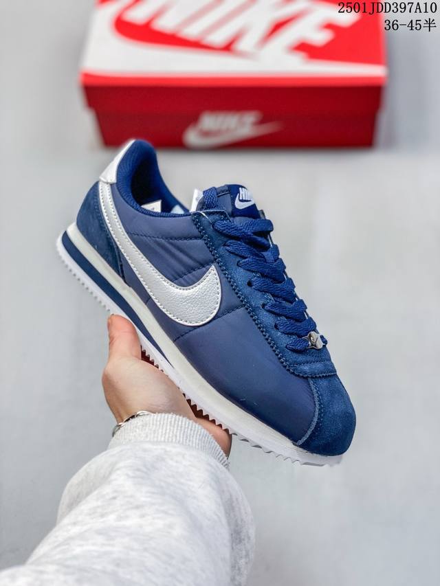 简介：真标耐克 Nike Classic Cortez 经典轻便舒适男子阿甘鞋休闲跑步鞋运动鞋 纯粹而执着的精神 使得cortez种在了一代人的心里 无论是否喜