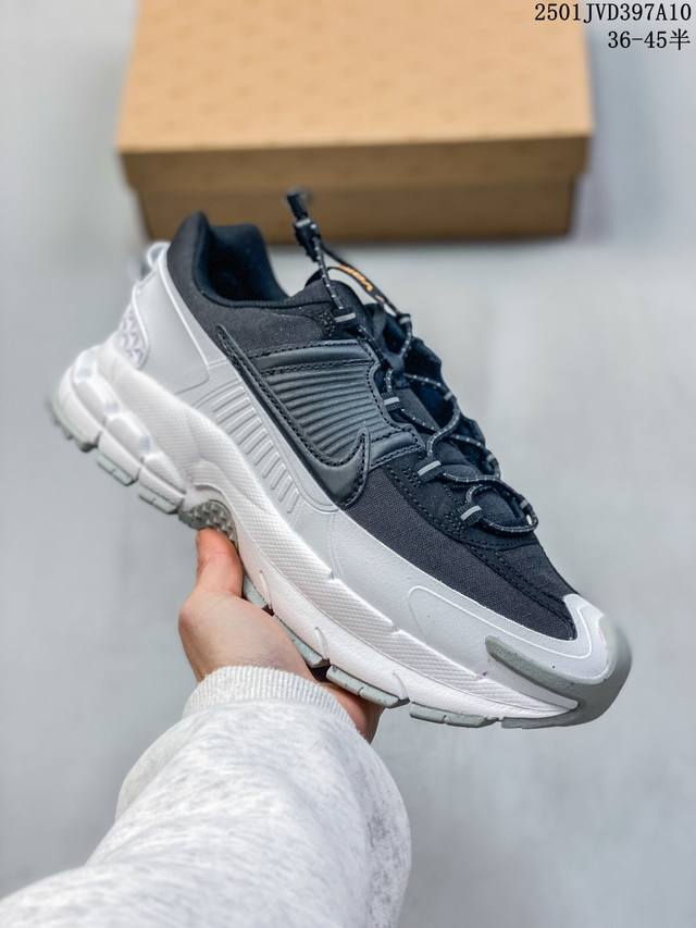 简介：公司级耐克nike Zoom Vomero Roam 马拉松复古跑五代休闲运动慢跑鞋 采用环保纤维革饰片组合网眼布鞋面材质 升级正确后跟tpu加固 耐弯折