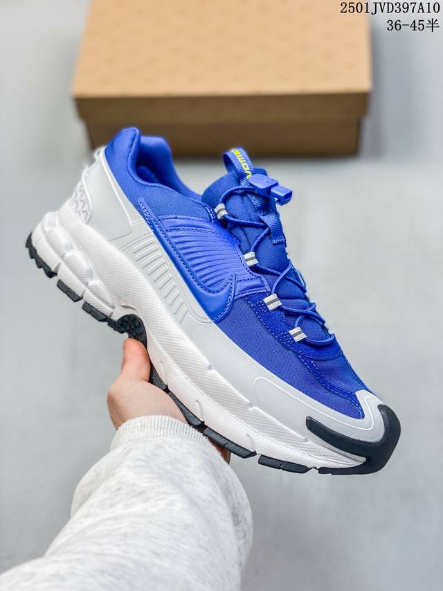 简介：公司级耐克nike Zoom Vomero Roam 马拉松复古跑五代休闲运动慢跑鞋 采用环保纤维革饰片组合网眼布鞋面材质 升级正确后跟tpu加固 耐弯折