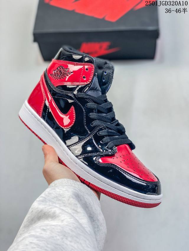 耐克 男女同款运动板鞋 Nike Air Jordan 1 Retro High Og 乔丹一代aj1 乔1 Aj1 篮球鞋复刻运动鞋。皮面高帮板鞋的设计灵感源