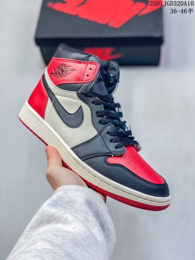 耐克 男女同款运动板鞋 Nike Air Jordan 1 Retro High Og 乔丹一代aj1 乔1 Aj1 篮球鞋复刻运动鞋。皮面高帮板鞋的设计灵感源