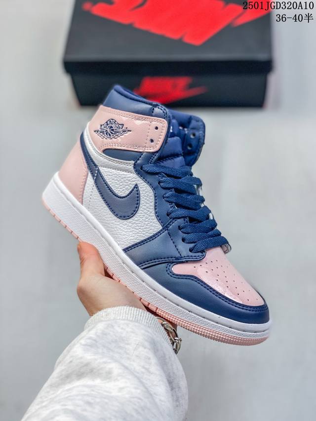 耐克 男女同款运动板鞋 Nike Air Jordan 1 Retro High Og 乔丹一代aj1 乔1 Aj1 篮球鞋复刻运动鞋。皮面高帮板鞋的设计灵感源