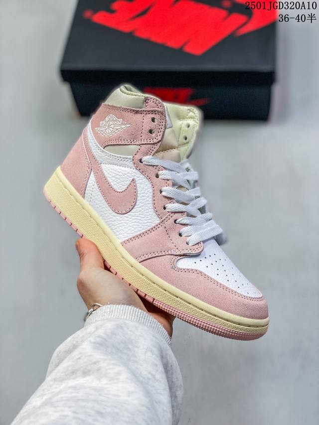 耐克 男女同款运动板鞋 Nike Air Jordan 1 Retro High Og 乔丹一代aj1 乔1 Aj1 篮球鞋复刻运动鞋。皮面高帮板鞋的设计灵感源