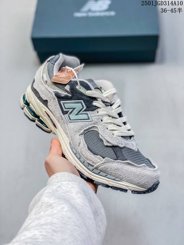 公司级new Balance 2002R 复古单品 热门复古鞋型new Balance 2002R，近日又曝出一款全新配色并释出官图。整双鞋采用棕色和米色主打，