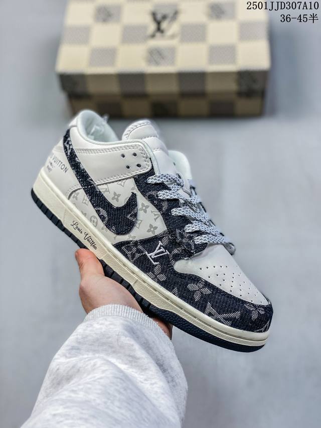 耐克 Nike Dunk Low Retro 运动鞋 2025 新年复古板鞋 路易威登联名。作为 80 年代经典篮球鞋款，起初专为硬木球场打造，后来成为席卷街头