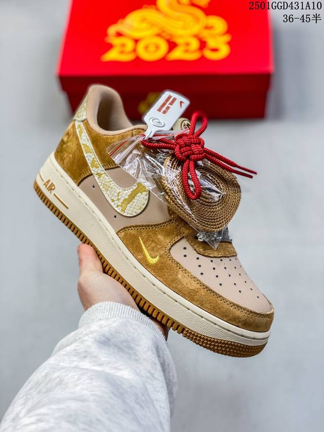 公司级耐克nike Air Force 1“07空军一号低帮百搭休闲运动板鞋。柔软、弹性十足的缓震性能和出色的中底设计，横跨复古与现代的外型结合，造就出风靡全球