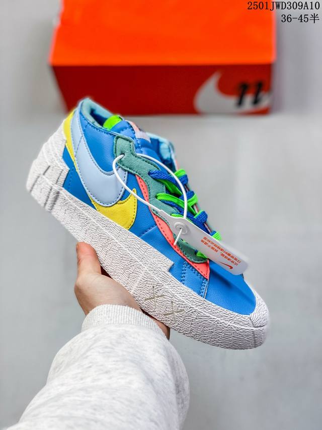 耐克 Nike Sacai X Nike Blazer Low 重磅联名开拓者 联名款 板鞋 双勾限定！以白色为主调呈现，并加入细腻皮革材质打造。经典的双钩设计