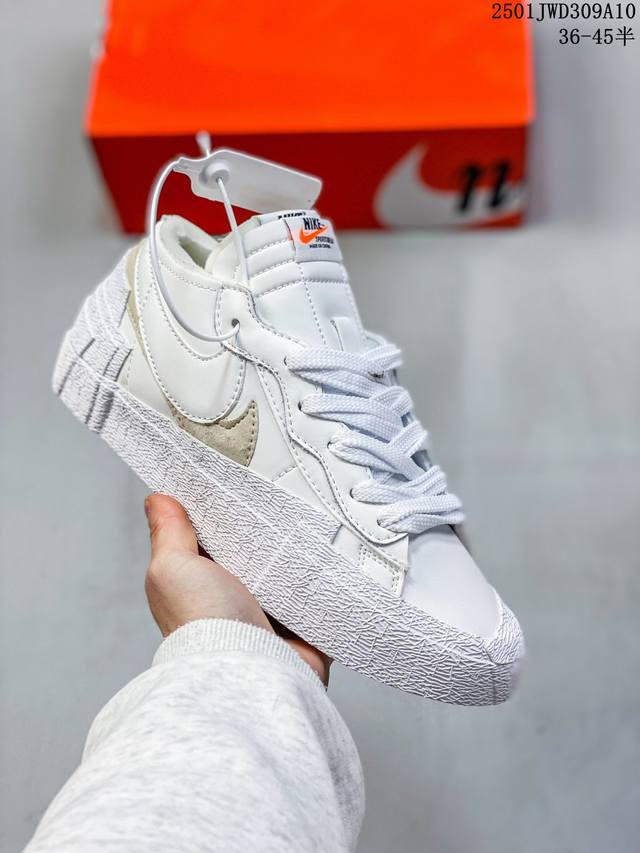 耐克 Nike Sacai X Nike Blazer Low 重磅联名开拓者 联名款 板鞋 双勾限定！以白色为主调呈现，并加入细腻皮革材质打造。经典的双钩设计