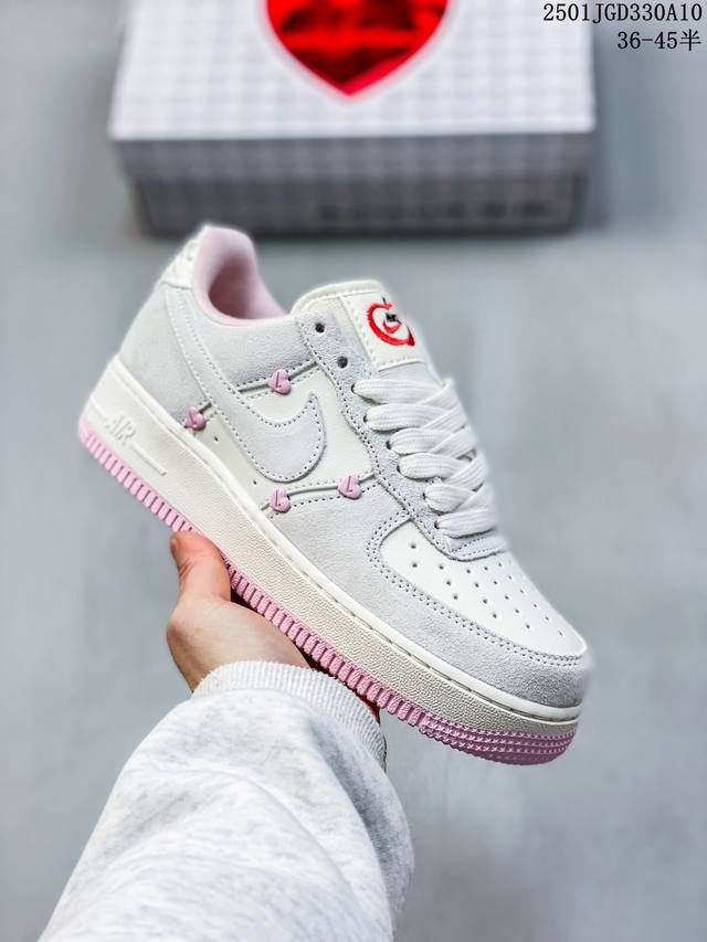 公司级带半码 耐克 Nike Air Force 1 空军一号运动鞋 设计灵感源自摔跤运动，助你发挥天赋，震撼全场。华丽设计搭配优质皮革，契合不同造型，增添夺目