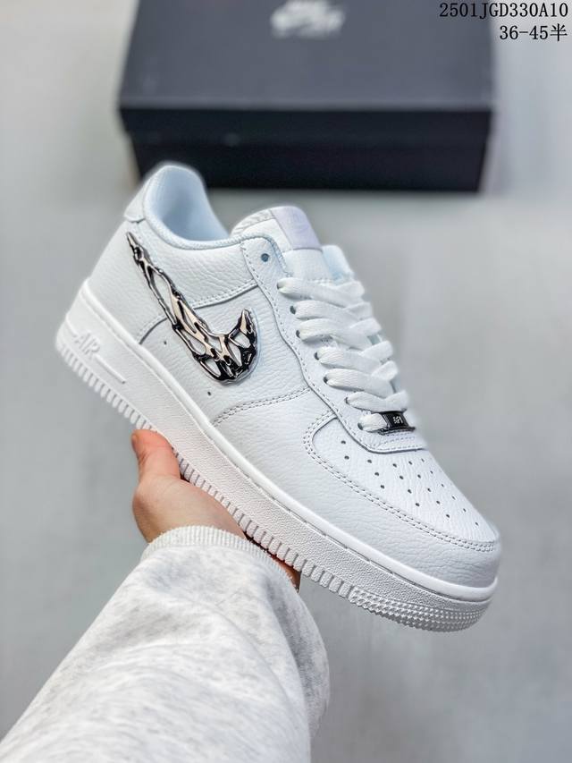 公司级带半码 耐克 Nike Air Force 1 空军一号运动鞋 设计灵感源自摔跤运动，助你发挥天赋，震撼全场。华丽设计搭配优质皮革，契合不同造型，增添夺目