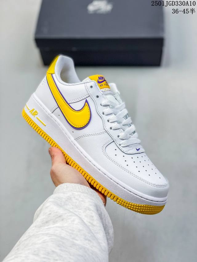 公司级带半码 耐克 Nike Air Force 1 空军一号运动鞋 设计灵感源自摔跤运动，助你发挥天赋，震撼全场。华丽设计搭配优质皮革，契合不同造型，增添夺目