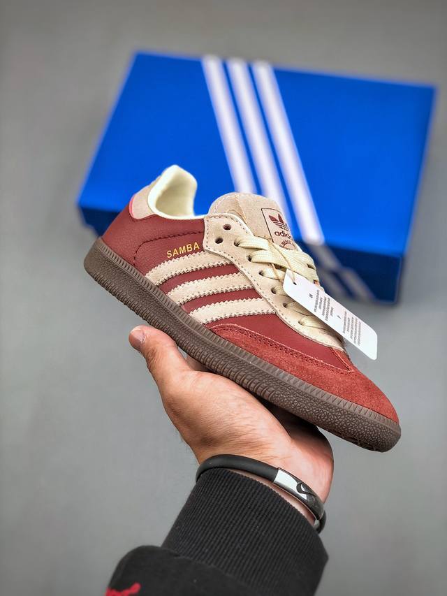 Adidas Original Samba Og 复古经典轻便板鞋 这款桑巴鞋展示了高质量的工艺 带有装饰的超锁缝制和无缝的手感 柔软、柔软的皮革造型和标志性的