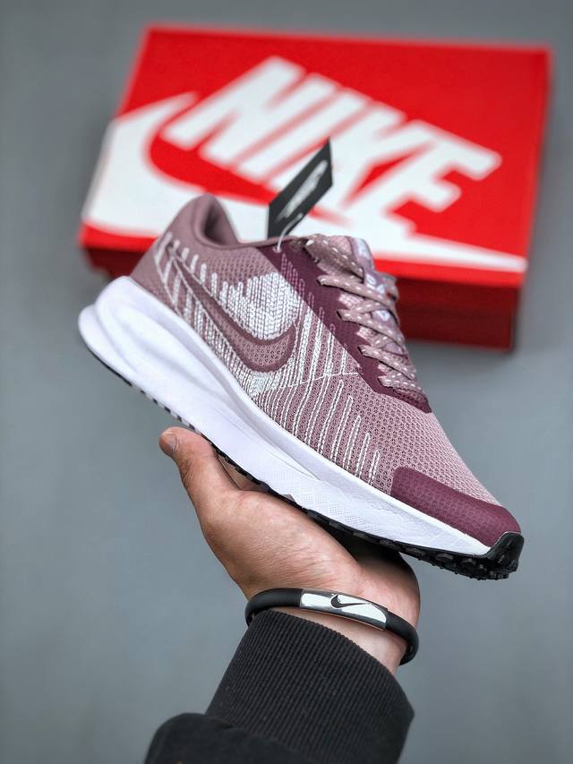 Nike Zoomx Invincible Run 全新配色 马拉松机能风格运动鞋 实拍首发 #鞋款搭载柔软泡绵，在运动中为你塑就缓震脚感。设计灵感源自日常跑步