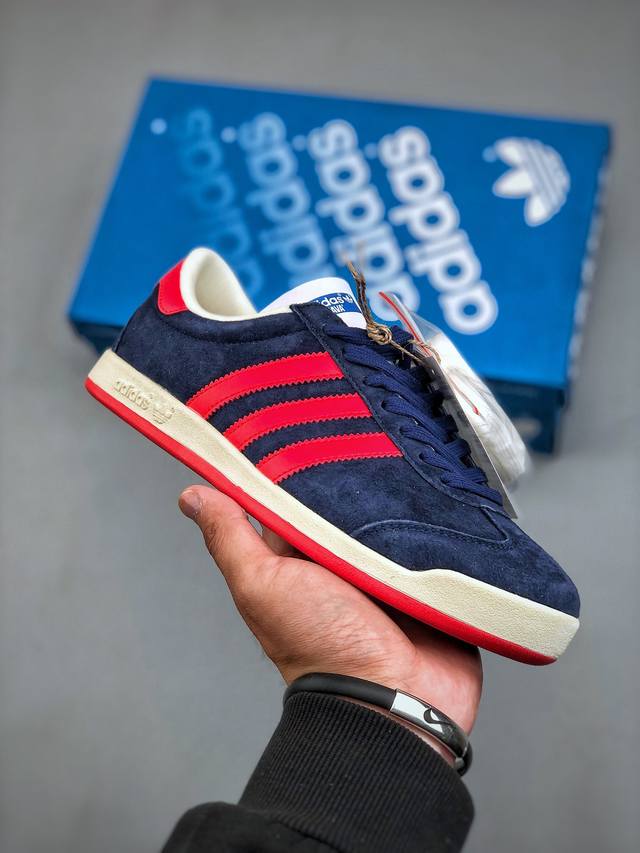 Adidas Originals Sambae W 复古桑巴板鞋 这款桑巴鞋展示了高质量的工艺 带有装饰的超锁缝制和无缝的手感 柔软、柔软的皮革造型和标志性的条