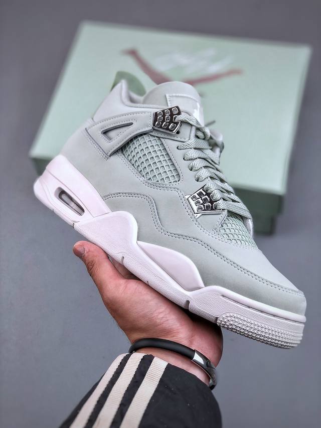 Nike Air Jordan 4 “Seafoam” 薄荷绿这款球鞋采用 Seafoam , Sail 和 Metallic Silver 配色，鞋面以浅绿色