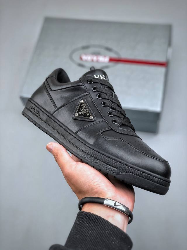 广东原装品质 普拉达prada Downtown Low Sneakers 闹市区系列低帮系带百搭休闲运动小白板鞋“皮革黑白熊猫三角标” 男鞋广东原产#原楦数据