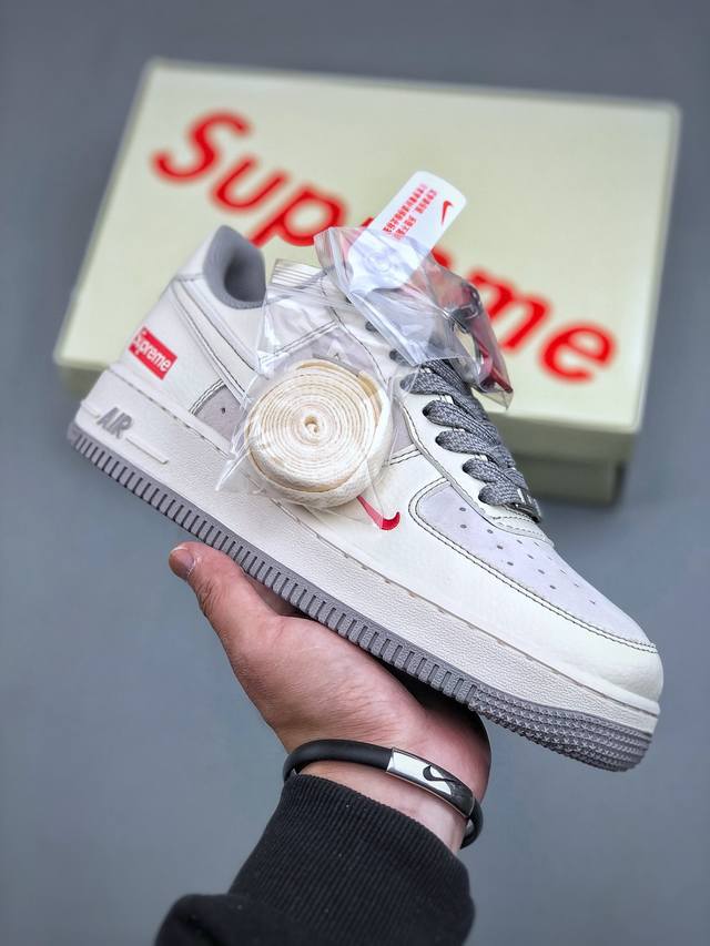 Nike Air Force 1 Low 07 X Supreme 白灰红小钩满天星原楦头原纸板 打造纯正低帮空军版型专注外贸渠道 全掌内置蜂窝气垫 原盒配件