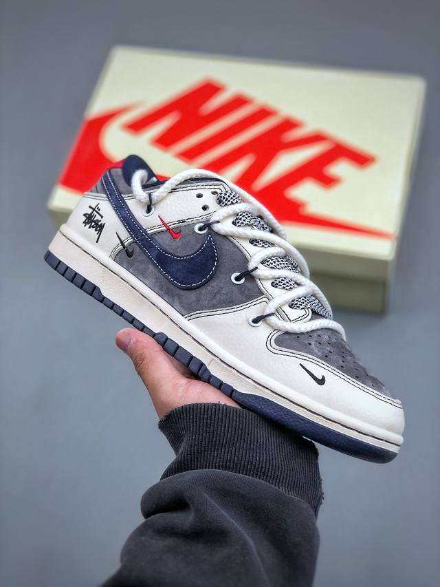 Stussy X Nike Dunk Low 绑带米灰藏蓝勾此款主张打破传统的工业化流水线设计限制，以made By Ideas的超级创意为理念，集结众多潮流设