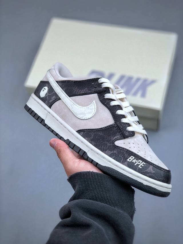 Bape X Nike Dunk Low 泼墨猪八白勾此款主张打破传统的工业化流水线设计限制，以made By Ideas的超级创意为理念，集结众多潮流设计师，