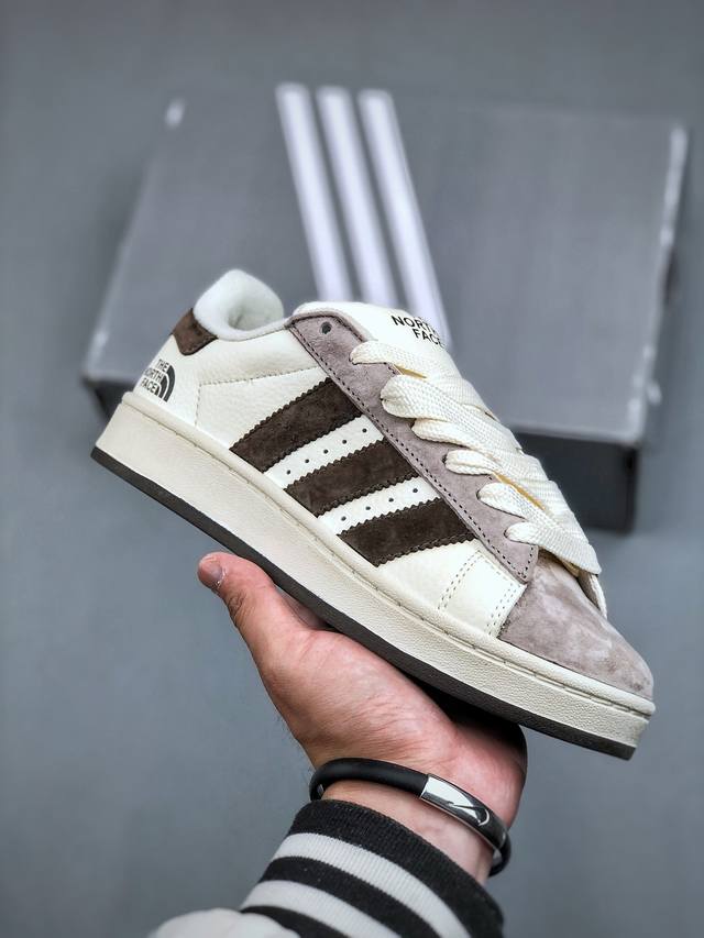 公司级海外版阿迪#北面联名定制款 Adidas阿迪达斯.面包鞋复古休闲板鞋。整个鞋面由牛皮革搭配猪八制成，经典巴宝蓝配红色，品牌标志性大尺寸三条纹 Logo，超