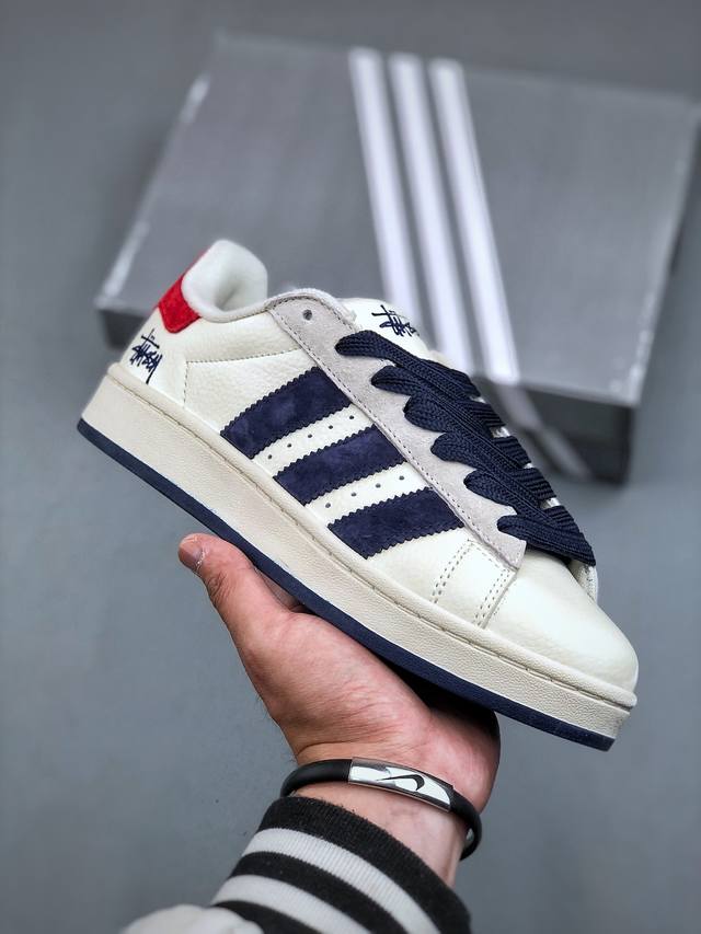 Adidas Originals Campus 00S 斯图西联名专柜同步配色 面包鞋系列鞋身采用绒面皮料搭配常规皮革 质感上还是延续了经典 Campus 的设