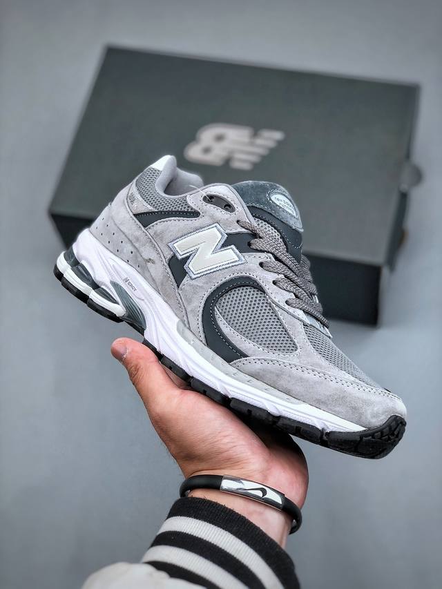 Newbalance 2002R 复古单品 Newbalance2002R经典的配色，沿袭了面世之初的经典科技，以encap中底配以升级版n-Ergy缓震物料。