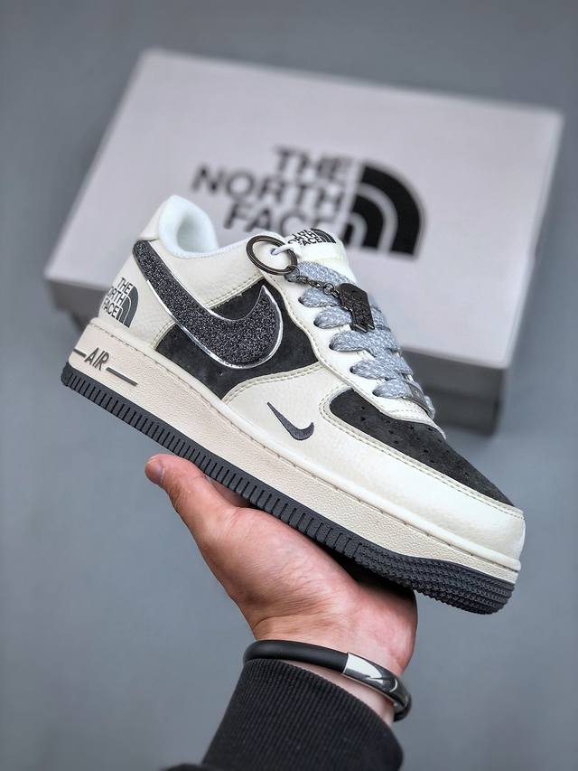 海外限量发售！公司级nike Air Force 1 '07 Low “北面联名--满天星黑勾白配色”空军一号 低帮 运动鞋 休闲鞋 折边针车 工艺难度大 原楦